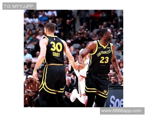 克拉克斯顿半场表现出色11投6中贡献13分7篮板2助攻1抢断