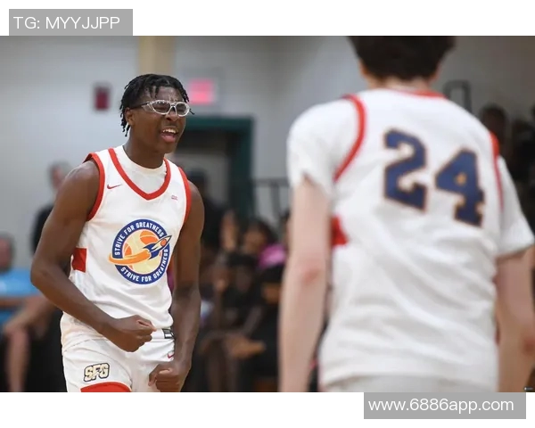 布莱斯前场篮板补篮詹姆斯兴奋转发赛场瞬间赞叹6号表现出色 布莱斯前场篮板补篮詹姆斯兴奋转发赛场瞬间赞叹6号表现出色