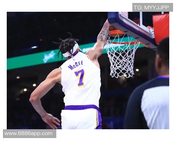 克洛尼半场表现出色7投4中三分球命中率高达50助力球队领先 克洛尼半场表现出色7投4中三分球命中率高达50助力球队领先