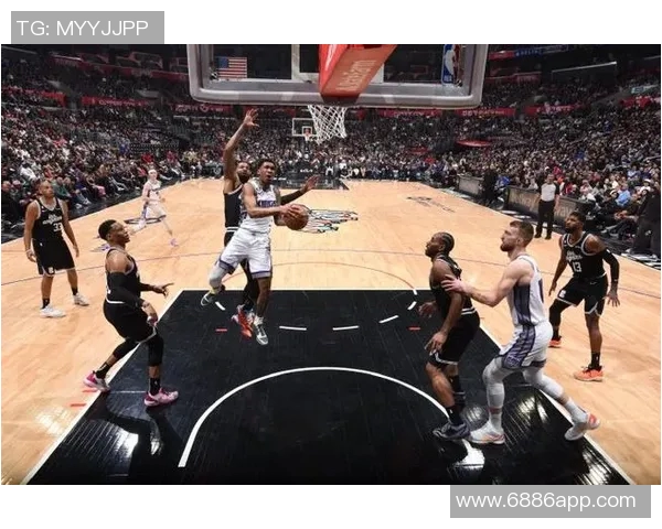 福克斯表现出色20投10中砍下全场最高26分助球队赢得胜利