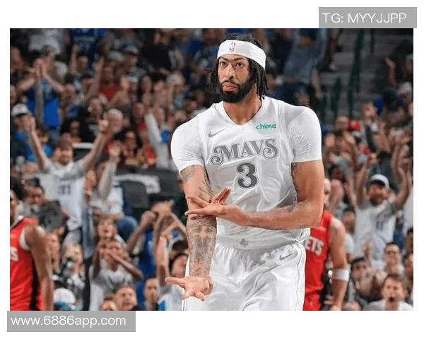 身穿湖人球衣的男孩与独行侠老板同坐一席再现昔日竖中指事件